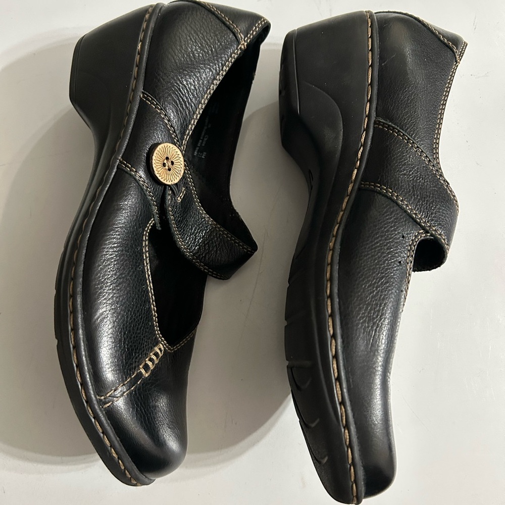 Clark’s bendable Black Leather Mary Jane Shoes with Gold Accents, size 8M - Picture 8 of 10